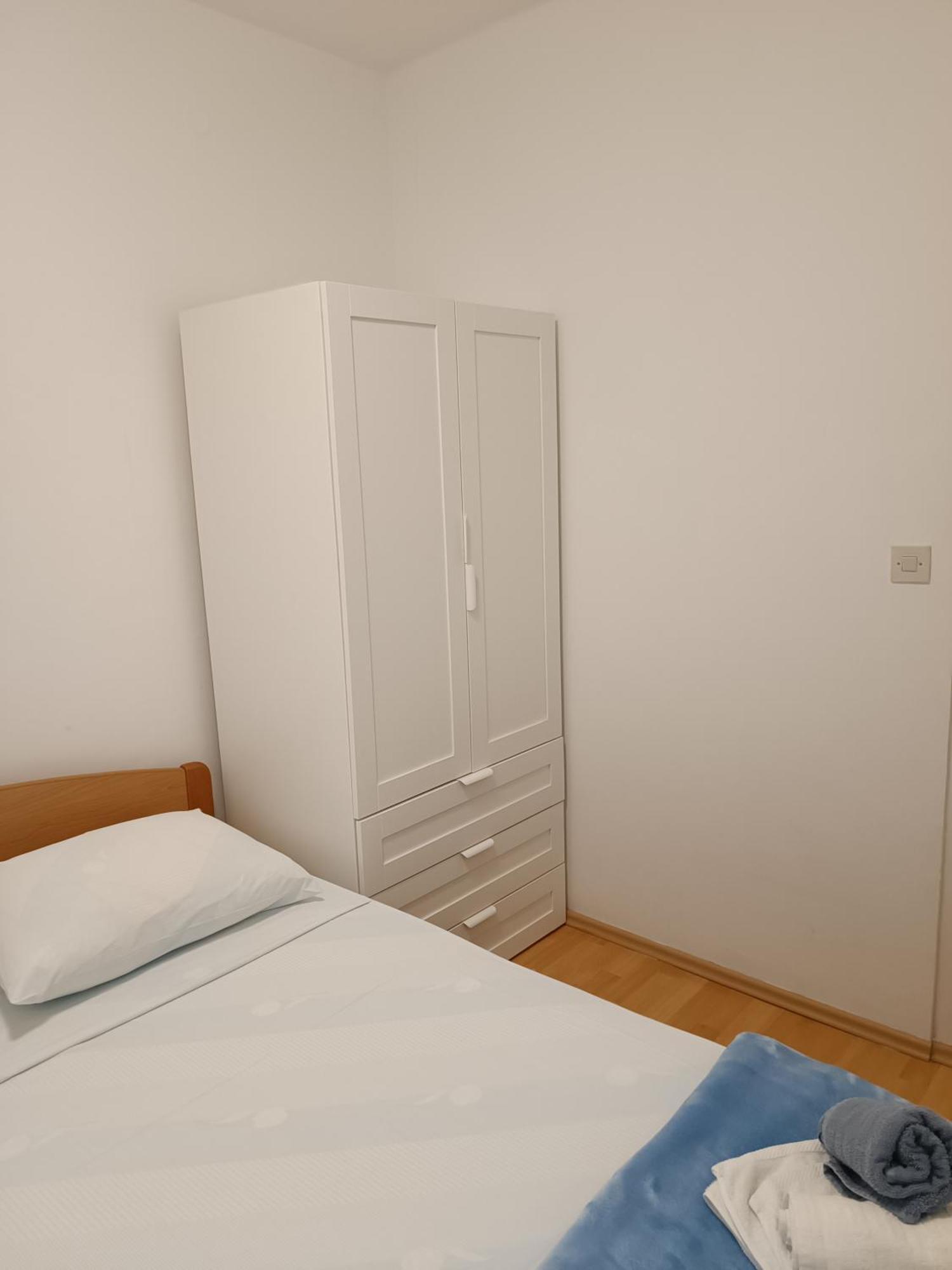Apartment Basic Petrcane Luaran gambar