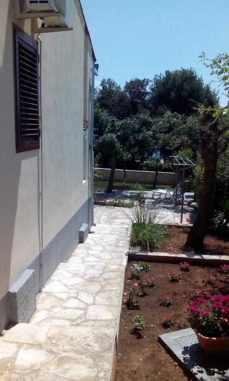 Apartment Basic Petrcane Luaran gambar
