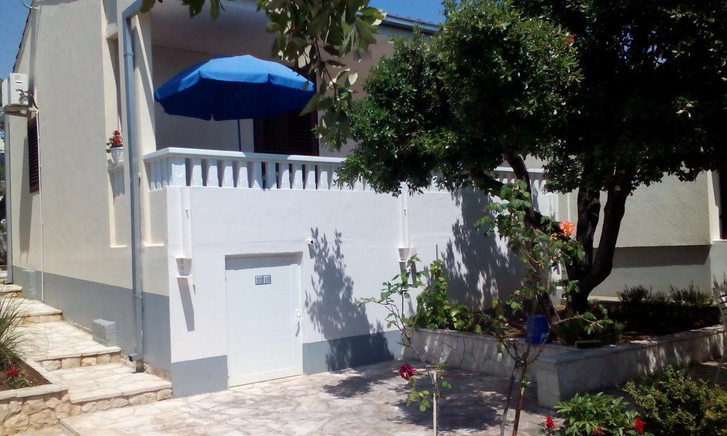 Apartment Basic Petrcane Luaran gambar
