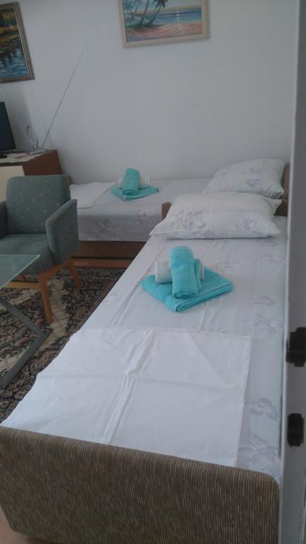 Apartment Basic Petrcane Luaran gambar